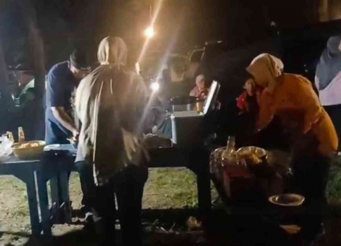 Suasana guyup rukun makan malam bersama (dokumentasi pribadi: Isti Yogiswandani)