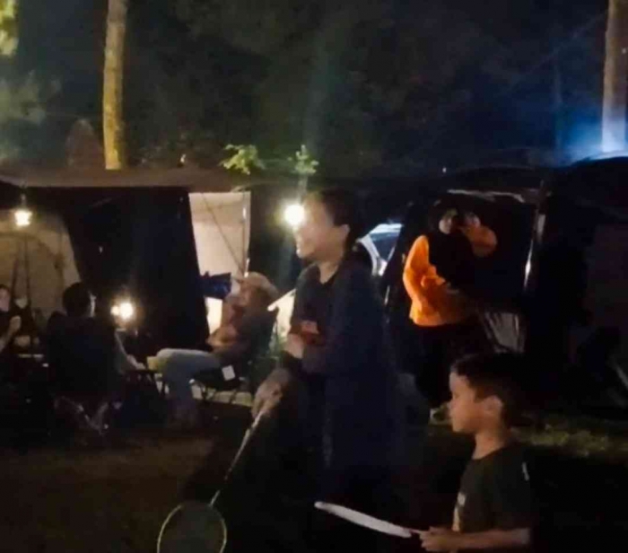 Bermain bulutangkis, memberikan hak anak untuk sehat dan gembira (dokumentasi pribadi: Isti Yogiswandani)