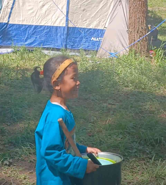 Membantu bunda mencuci alat masak untuk untuk melatih management diri(dokumentasi pribadi: Isti Yogiswandani)