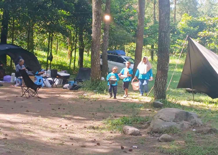 Mengajak buah hati mencuci alat masak untuk melatih tanggung jawab dan empati (dokumentasi pribadi: Isti Yogiswandani)