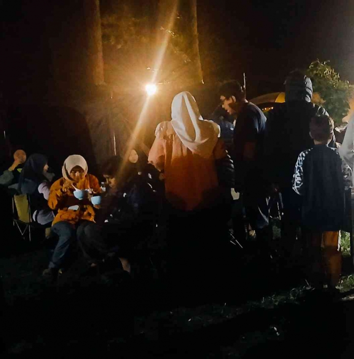 Suasana akrab di perkemahan keluarga bersama Camping Adventure Family Joglosemar Jaya (dokumentasi pribadi: Isti Yogiswandani)