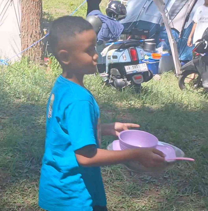 Tugas sederhana mencuci alat makan untuk melatih kemandirian dan tanggung jawab (dokumentasi pribadi: Isti Yogiswandani)