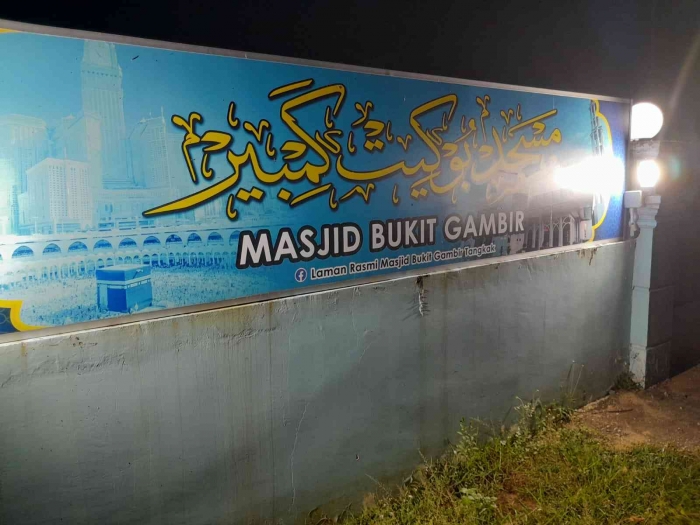Papan nama masjid di pintu gerbang kanan (dokpri)