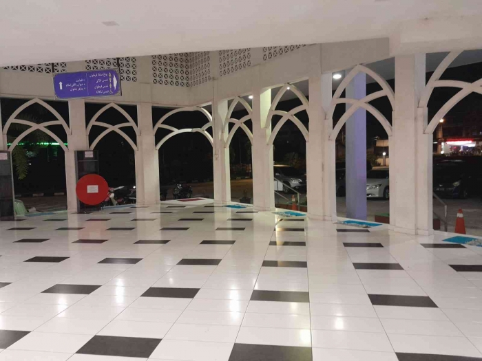 Keramik lantai teras masjid (dokpri)