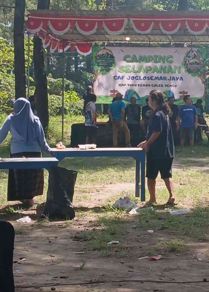 Menata tempat untuk berfoto bersama (dokumentasi pribadi: Isti Yogiswandani)