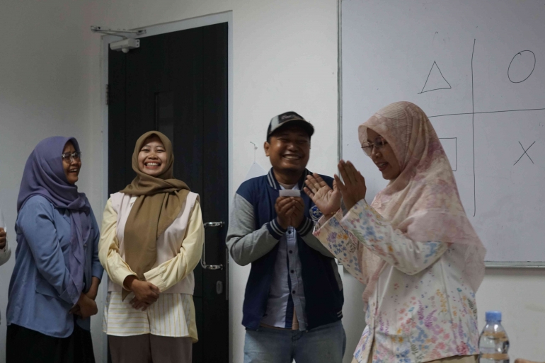 Keceriaan Guru - Guru Mempresentasikan Tugas Unplugged : Sumber Dokumen Mas Fauzan