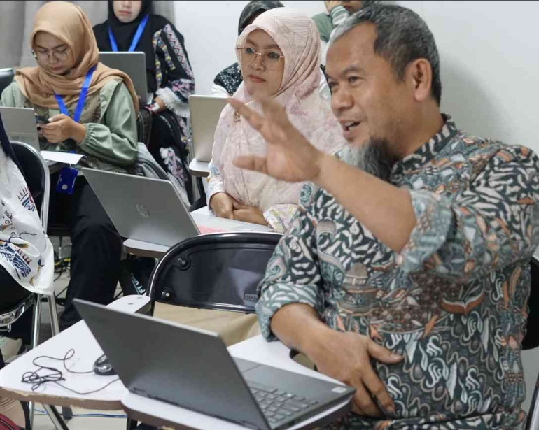 Pak Nanang Guru Senior yg Hebat , Sang Ketua Kelas yg bisa selesai Modul 6 dari 5 Modul yg disediakan heheh : Source : Dokumentasi Pribadi Jody Aryon