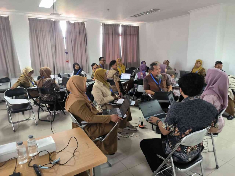 Suasana Pembentukan Kelompok Permainan Lgika Sumber: Dokumentasi Pribadi Jody Aryono