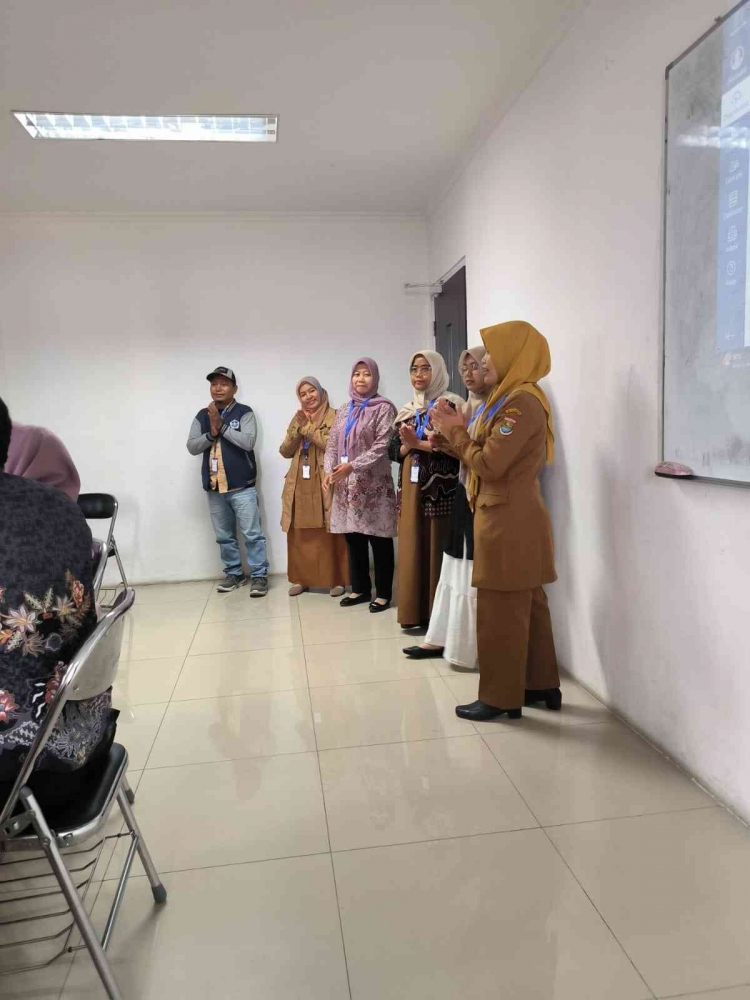 Guru Guru Sedang Mempresentasikan Unplugged kelompoknya : Sumber Jody Aryono