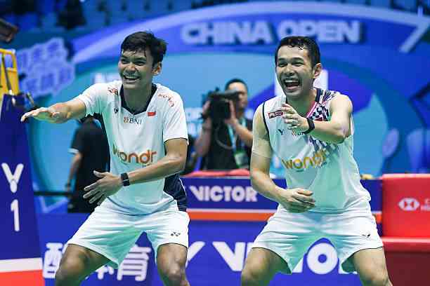 Selebrasi 'Pacu Jalur' ala Fajar-Fikri setelah berhasil menjuarai China Open 2025. Sumber: getty images (STR)