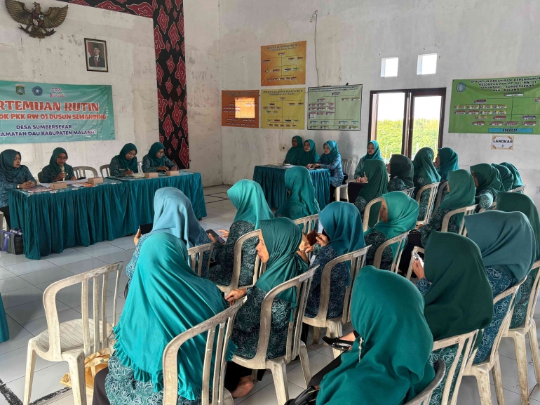 Peserta Ibu PKK RW 01 Dusun Semanding, Desa Sumbersekar, Kecamatan Dau, Kabupaten Malang