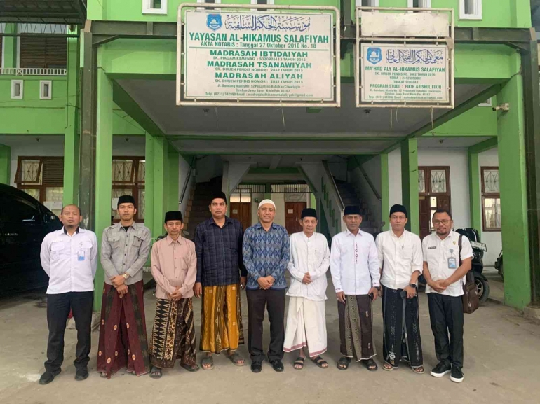Kakanwil Kemenham Hasbullah Fudail bersama pimpinan Pondok Pesantren Babakan Ciwaringin, Cirebon (dok Kanwil.Kemenham)