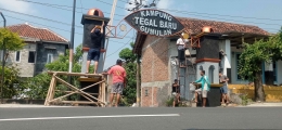 Semangat gotong royong warga tegal baru dalam persiapan HUT RI
