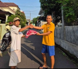 Tokoh masyarakat dengan sukarela menyumbangkan umbul-umbul dan donasi untuk keberlanjutan kegiatan