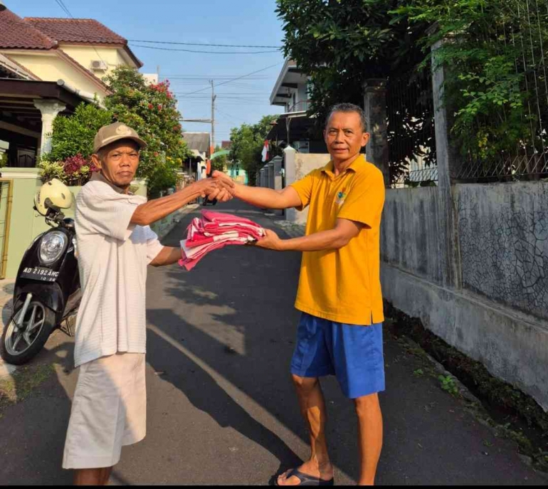 Tokoh masyarakat dengan sukarela menyumbangkan umbul-umbul dan donasi untuk keberlanjutan kegiatan