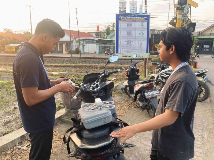 Mahasiswa KKN UM sedang Mempersiapkan Perangkat Drone untuk Pengambilan Gambar (Sumber : Dokumen Pribadi)