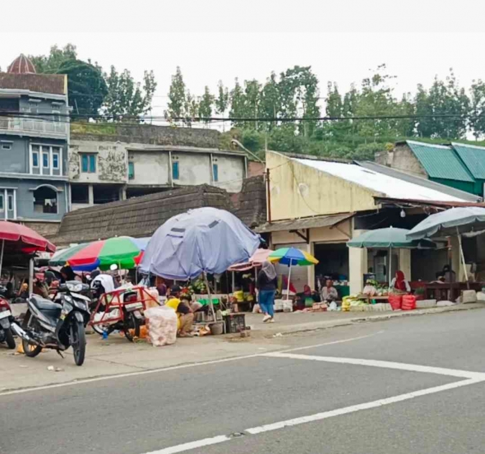 Suasana pasar (dokumentasi pribadi: Isti Yogiswandani)