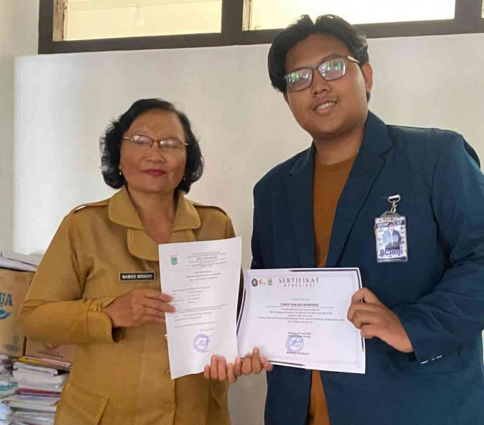 Dokumentasi bersama Kepala Desa (Sumber: FBD Kelompok 37 FISIP UB)