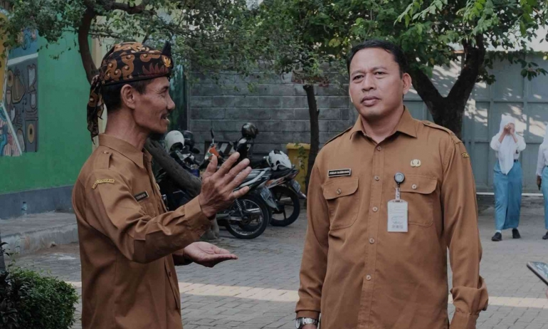 Kepala SMAN 1 Gondang, bapak JOHAN BAHRUDIN, S.Kom., MT., Saat Berdiskusi Dengan Yuswanto, Anggota Tim Larasdikdudi SMAGO. (Foto : Wiyandi Rochman)