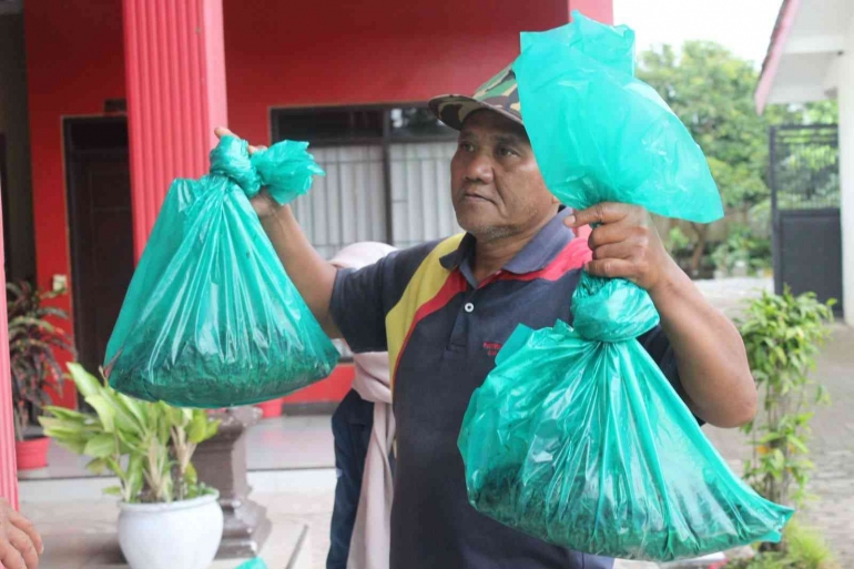 Pembagian Pakan Silase kepada Peserta Penyuluhan