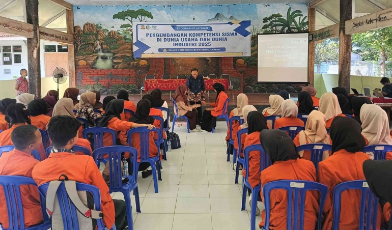 Suasana Pelatihan Yang Diberikan Forum Larasdikdudi Jatim Untuk Murid SMAN 1 Gondang. (Foto : Yuswanto Raider)