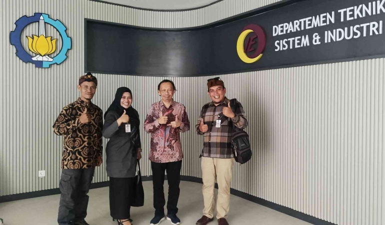 Tim Larasdikdudi SMAN 1 Gondang, Ketika Berkunjung dan Lakukan Diskusi Dengan Ketua Larasdikdudi Jatim di Kampus ITS Surabaya. (Foto : Yuswanto Raider)