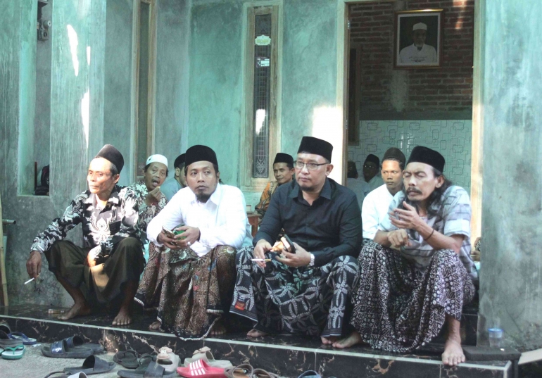 Gus M. Athoillah Habibi, kedua dari kiri, pengasuh pondok PPDH di antara para alumni - dokumen pribadi