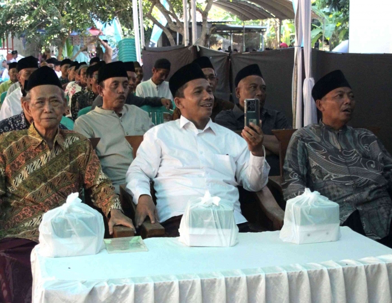 KH. Ali Masyhudi, kiri, alumni senior PPDH - dokumen pribadi