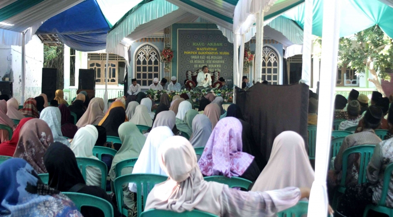 Suasana pengajian umum di halaman PPDH - dokumen pribadi