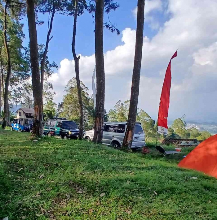 Camping bareng bersama para camper (dokumentasi pribadi: Isti Yogiswandani)