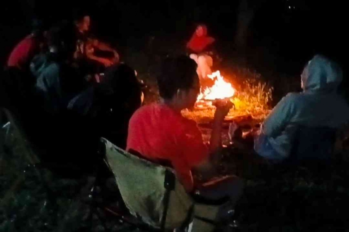 Mengobrol dan diskusi di sekeliling api unggun sambil menikmati keindahan city light di bawah sana (Dokumentasi pribadi: Isti Yogiswandani)