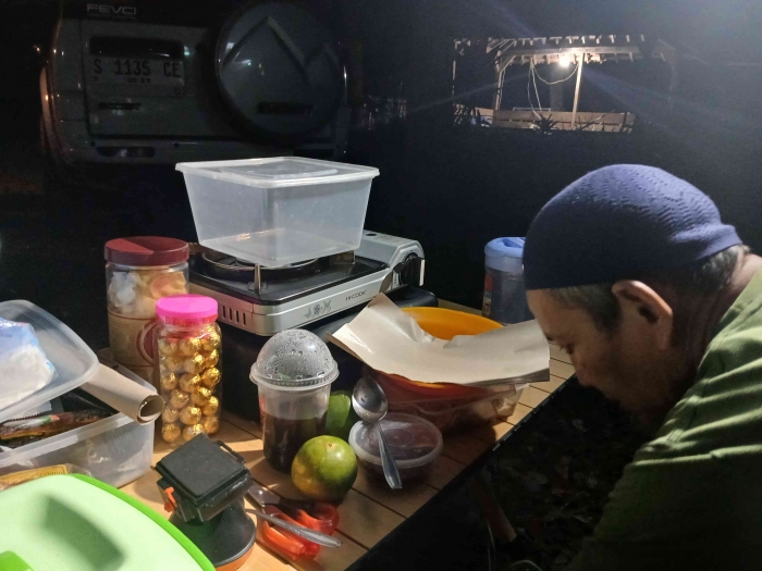 Makan malam dulubta. Cerita menarik nakan saat camping(dokumentasi pribadi: Isti Yogiswandani)