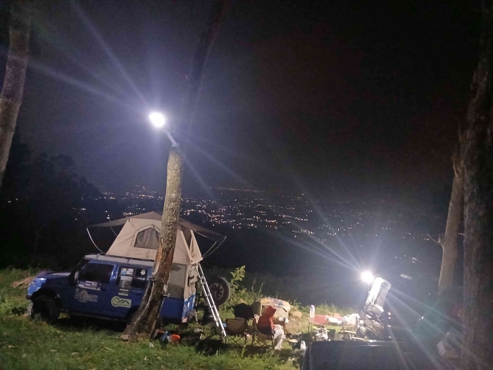 Suasana camping di buper Tratasan saat malam hari: dokumentasi pribadi: Isti Yogiswandani)