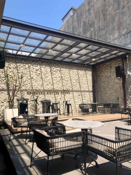 Area Outdoor untuk Live Music, Sumber: Dokumentasi Pribadi