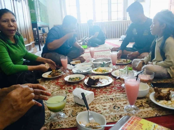 Cooling Down Mampir Rujak Nyampleng. Ditraktir Mas Rudi dan Mbak Tiwi. Matur nuwun, nggih. (Dokumentasi pribadi| Isti Yogiswandani)