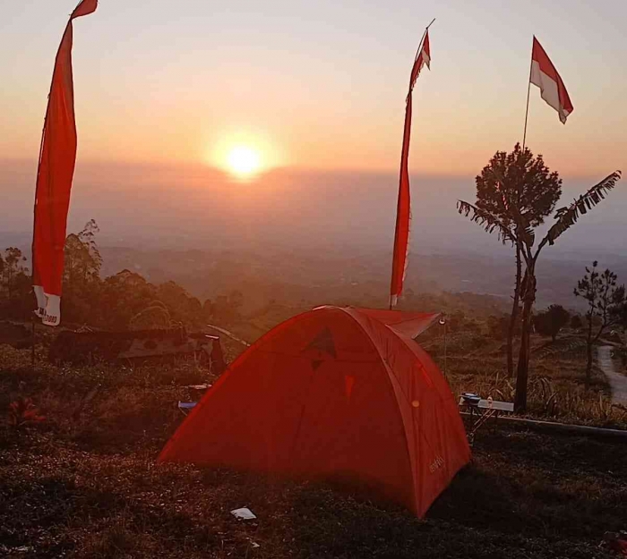 Mengintip Sun Rise di Buper Tratasan Punthuk Doro(Dokumentasi pribadi: Isti Yogiswandani)