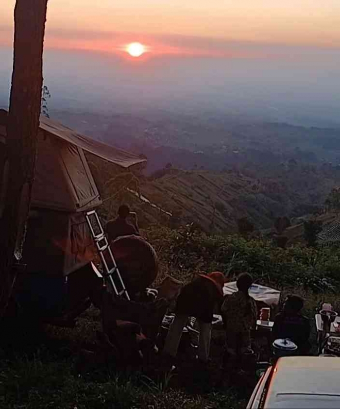 Mengintip Sun Rise di Buper Tratasan Punthuk Doro. (dokumentasi pribadi|Isti Yogiswandani)