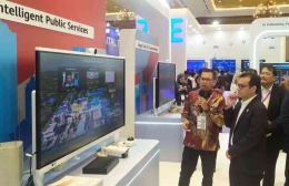 Wamenkomdigi Nezar Patria saat meninjau stand pameran DTI-CX 2925 (Sumber: Setiyo)