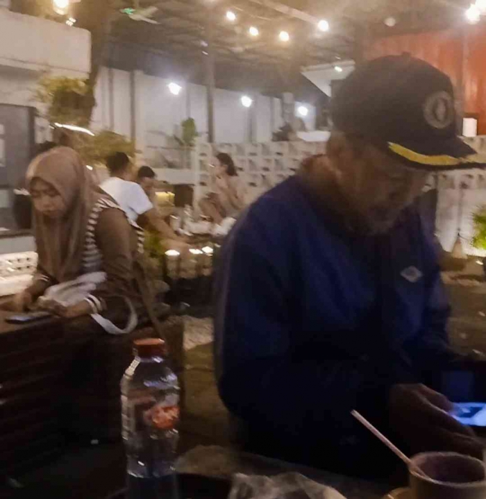 Jumlah pengunjung bisa menjadi pertimbangan nominal royalti yang harus dibayar untuk musik di kafe (dokumentasi pribadi: Isti Yogiswandani)