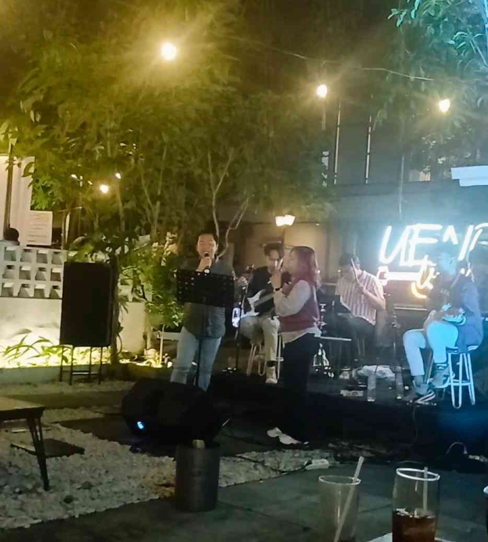 Om Agus ikut menyumbangkan suara merdunya di kafe Ueno bersama penyanyi cafe(dokumentasi pribadi: Isti Yogiswandani)