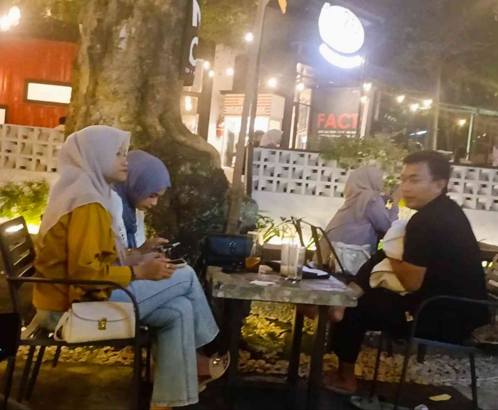 Jumlah pengunjung bisa menjadi pertimbangan nominal royalti yang harus dibayar pada musik di kafe (dokumentasi pribadi: Isti Yogiswandani)