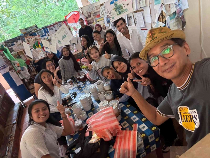 (Selfie photo) Mr. Sem van Laar with Prof. Elim students in A+ physics department, FST, UNPATTI.