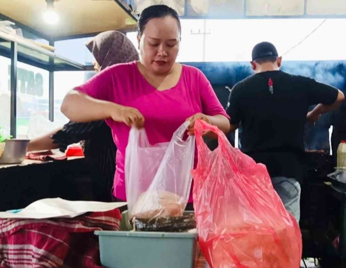 Kalau beli da Lo am jumlah banyak untuk oleh-oleh dikemas dengan besek besar(Dokumentasi pribadi| Isti Yogiswandani)