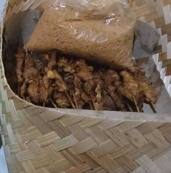 Sate ayam Setono Ponorogo bisa untuk oleh-oleh, dikemas dalam besek besar (dokumentasi pribadi|Isti Yogiswandani)