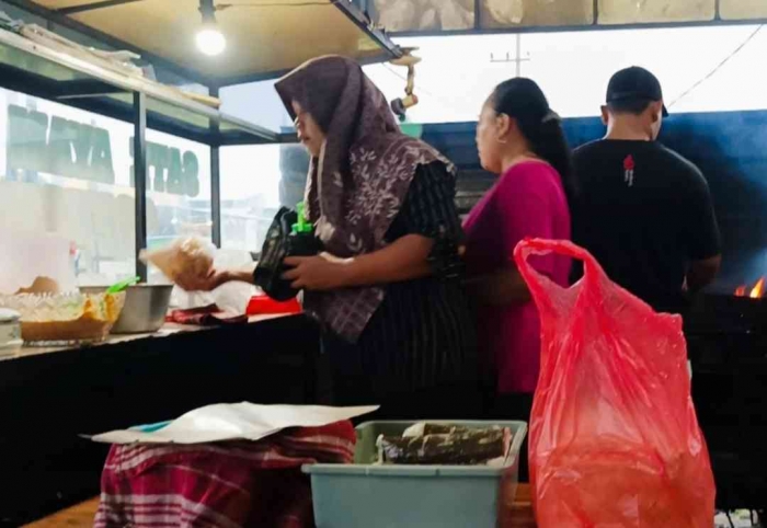 Menunggu pesanan siap di Sate Setono Ponorogo (dokumentasi pribadi|Isti Yogiswandani)
