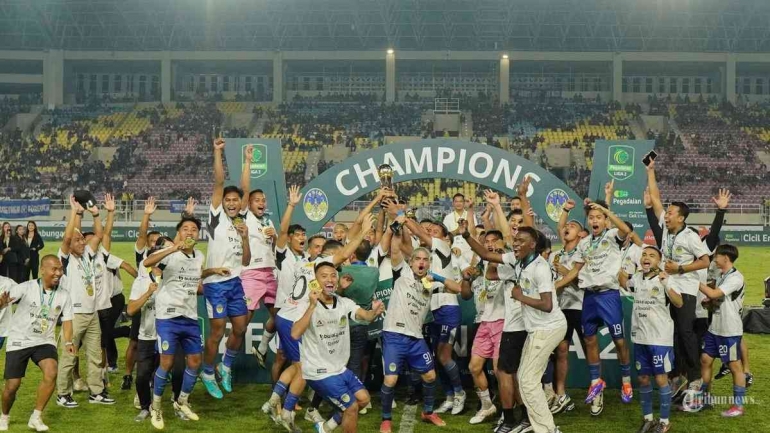 Seleberasi tim PSIM Yogyakarta kala juarai Liga 2 Pegadaian 2024/2025. Sumber : Tribun Solo/Muhammad NursinaÂ