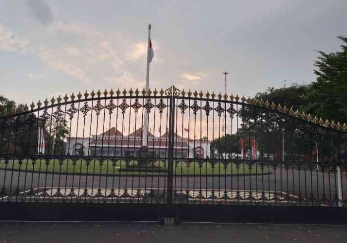 Gerbang Gedung Agung yang tak dipasangi logo HUT ke-80 RI (Dokpri Agustina)