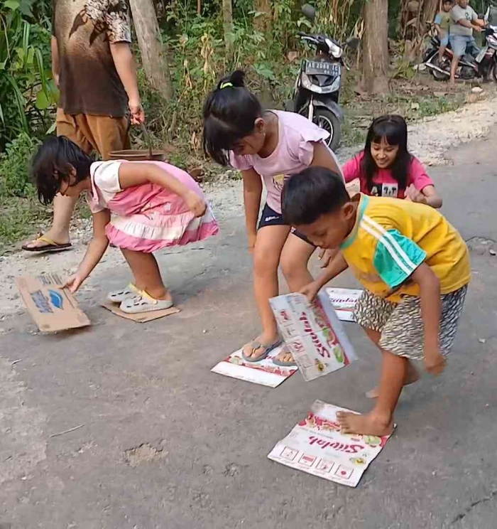 Kemeriahan lomba Injak Kardus di RT 11, Krandegan Kebonsari Madiun (Dokumentasi pribadi|Isti Yogiswandani)