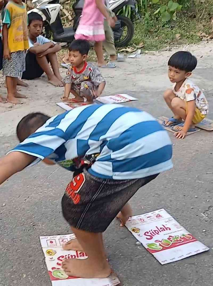 Kemeriahan lomba Injak Kardus di RT 11, Krandegan Kebonsari Madiun (Dokumentasi pribadi|Isti Yogiswandani)