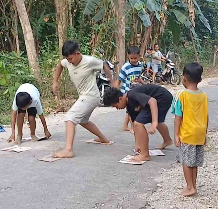 Kemeriahan lomba Injak Kardus di RT 11, Krandegan Kebonsari Madiun (Dokumentasi pribadi|Isti Yogiswandani)